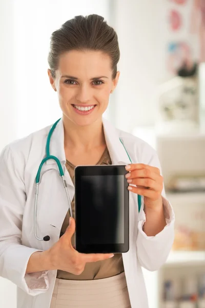 Mujer doctora mostrando la tableta pc —  Fotos de Stock