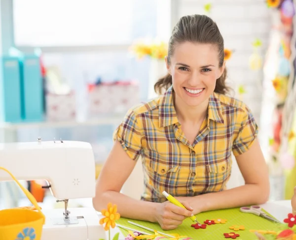 Smiling woman making easter decoration — Stock Photo, Image