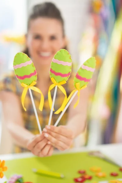 Œufs décoratifs à la main de femme souriante — Photo