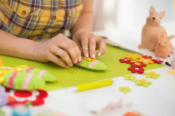 Mujer haciendo decoración de Pascua — Foto de Stock