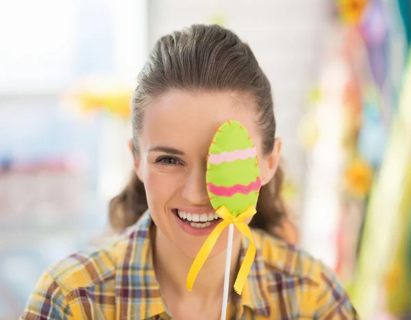 Mulher segurando mão fez ovos decorativos — Fotografia de Stock