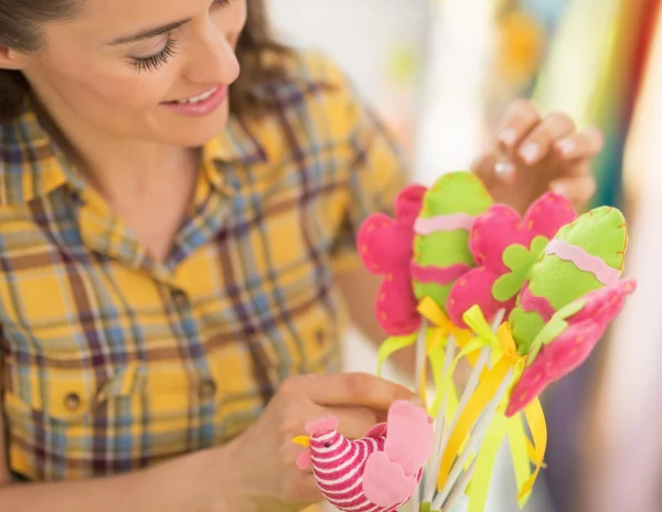 Vrouw maken Pasen decoratie — Stockfoto