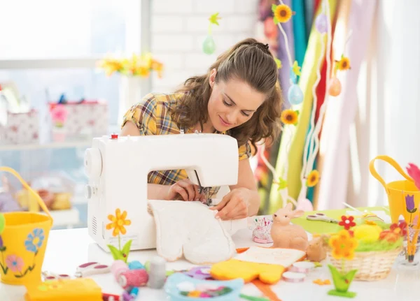 Vrouw maken Pasen pot houder wanten — Stockfoto