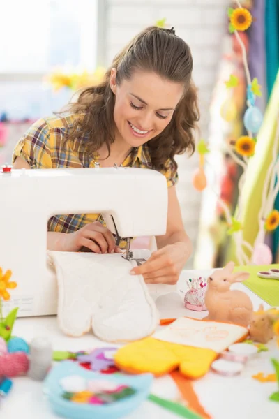 Vrouw maken Pasen pot houder wanten — Stockfoto