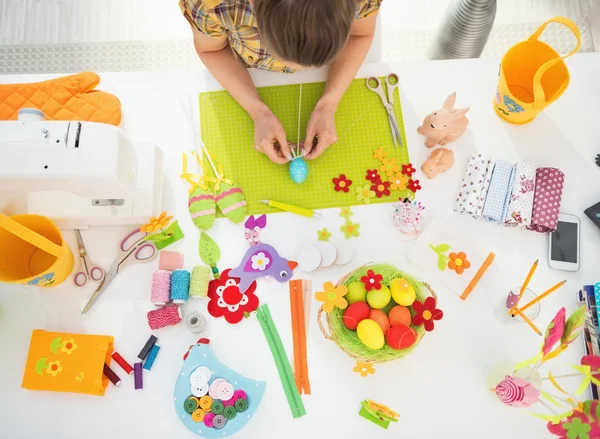 Close-up op Pasen decoratie op tafel — Stockfoto