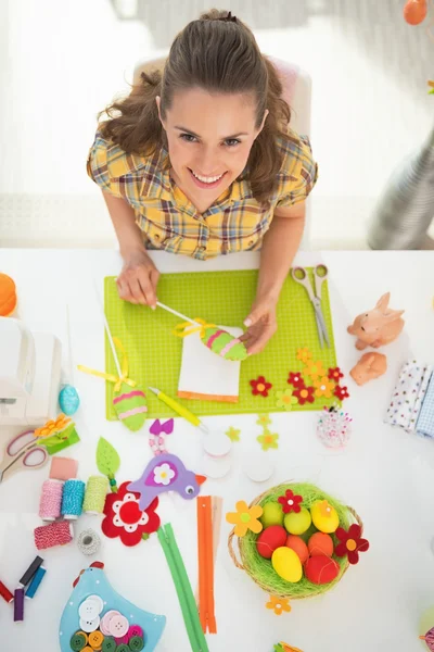 Mulher fazendo decoração Páscoa — Fotografia de Stock