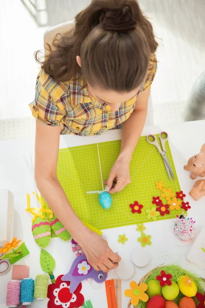 Mulher fazendo decoração Páscoa — Fotografia de Stock