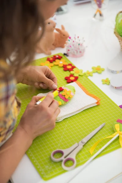 Vrouw maken Pasen decoratieve ei. — Stockfoto