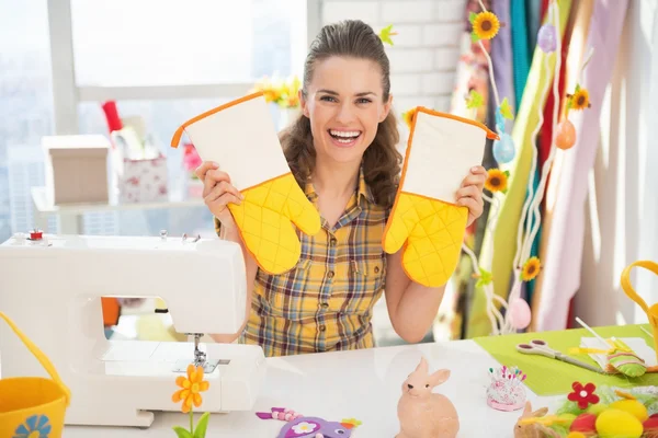 Woman showing pot holder mitts — Stock Photo, Image