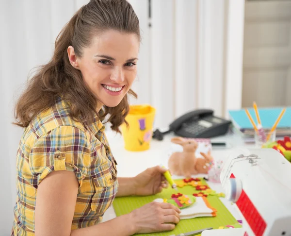 Frau bastelt Osterdekoration — Stockfoto