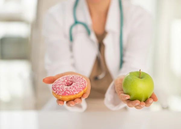 Docteur femme donnant un choix Image En Vente