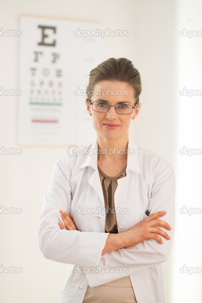 Ophthalmologist doctor woman