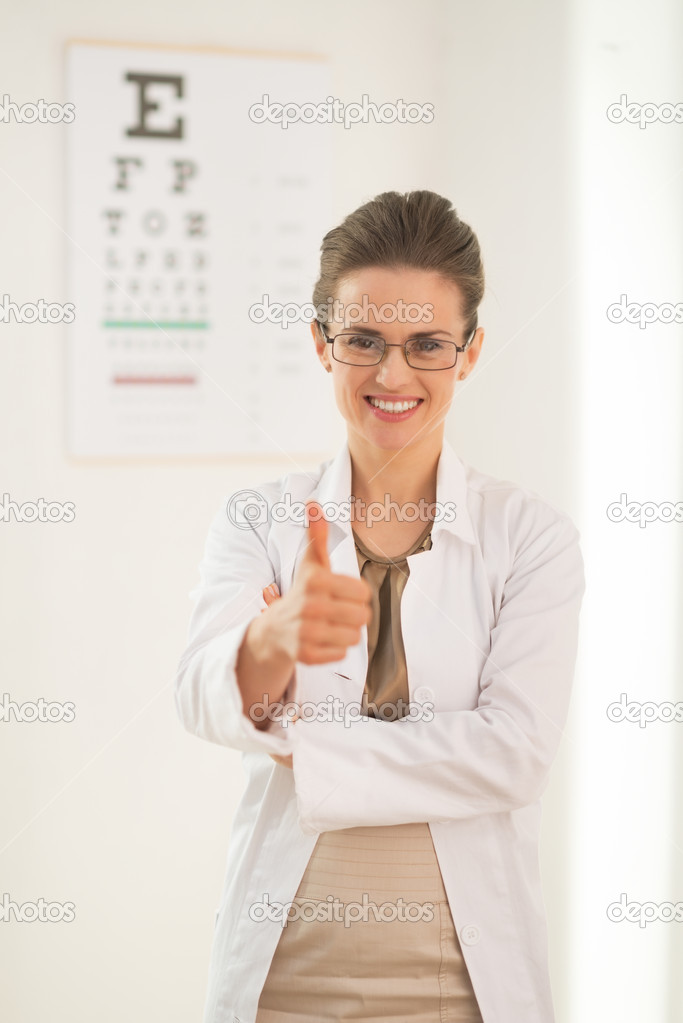 Ophthalmologist doctor woman thumbs up