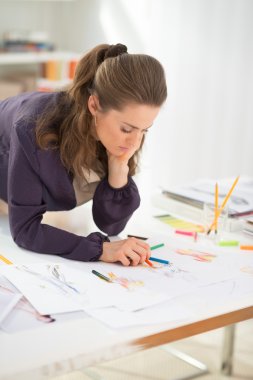 ofiste çalışan moda tasarımcısı