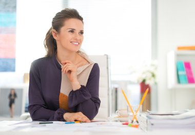 ofiste mutlu moda tasarımcısı