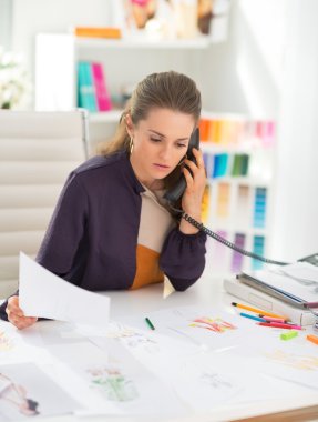 Ofis telefonu konuşurken moda tasarımcısı