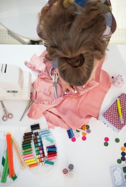 Stüdyoda çalışan terzi.