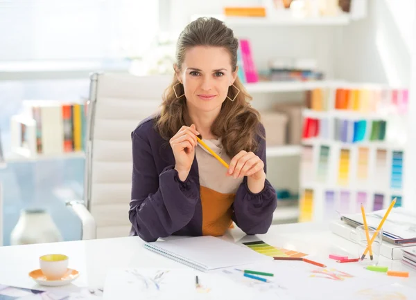 Créateur de mode travaillant au bureau — Photo