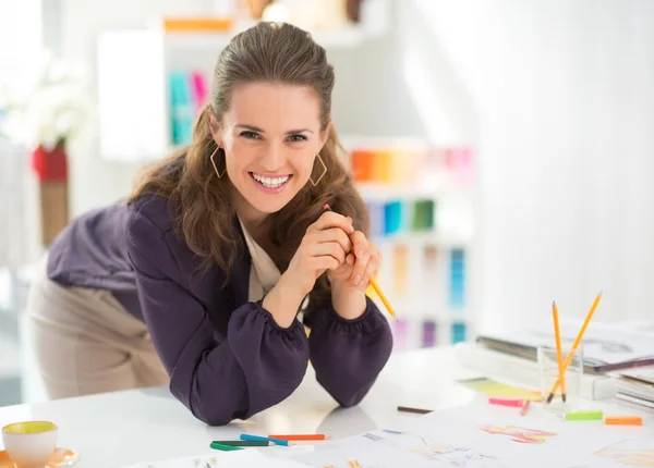 Uśmiechający się projektantka mody w biurze — Zdjęcie stockowe