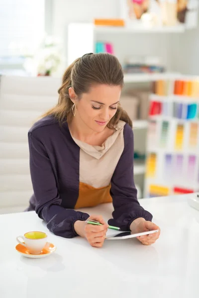 Fashion designer working on tablet pc — Stock Photo, Image