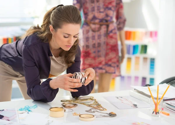 Diseñador de moda elegir accesorios — Foto de Stock