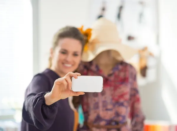 Modeschöpfer fotografiert sich selbst — Stockfoto