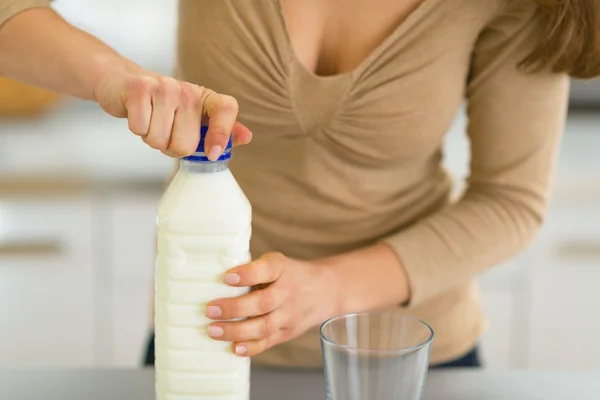 Primo piano sulla giovane donna che apre il latte — Foto Stock