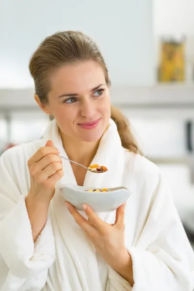 Femme mangeant du muesli dans la cuisine — Photo