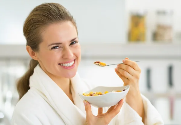 Mulher comendo muesli na cozinha — Fotografia de Stock