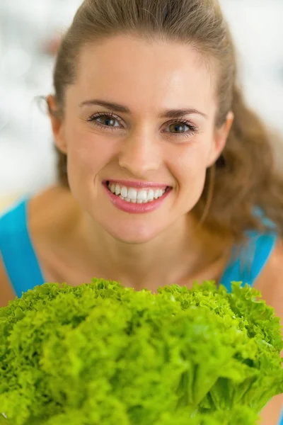 Mujer joven con ensalada fresca — Foto de Stock