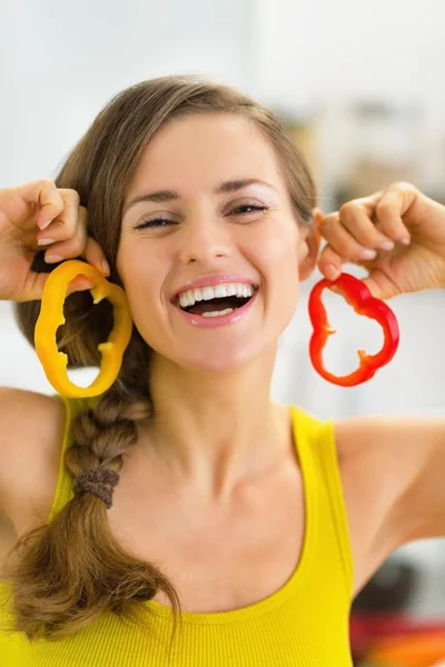 Mujer usando rodajas de pimienta como pendientes —  Fotos de Stock