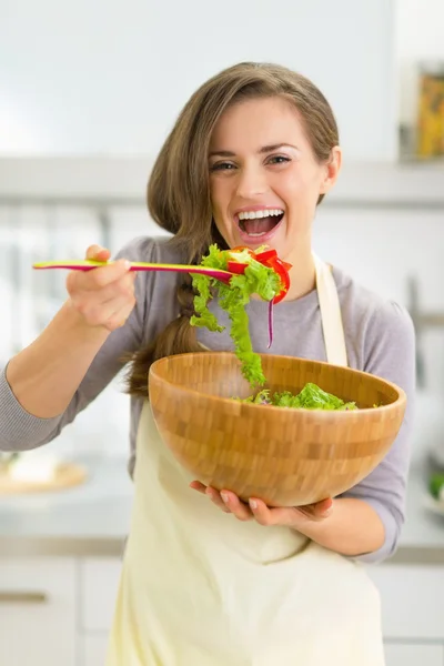 Salade dégustation femme au foyer en cuisine — Photo