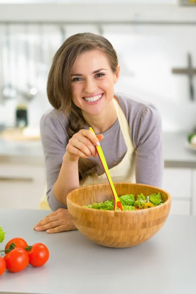 Casalinga con insalata in cucina — Foto Stock