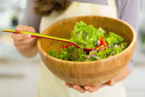 Jeune femme au foyer avec salade — Photo