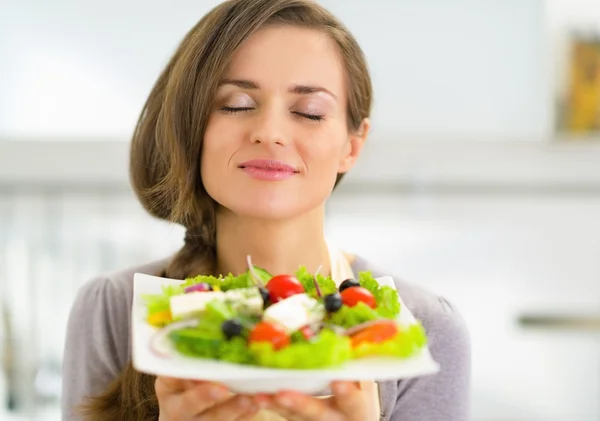 Taze salata keyfini ev kadını — Stok fotoğraf