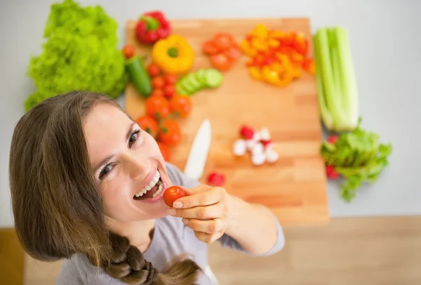 Huisvrouw met groenten in de keuken — Stockfoto