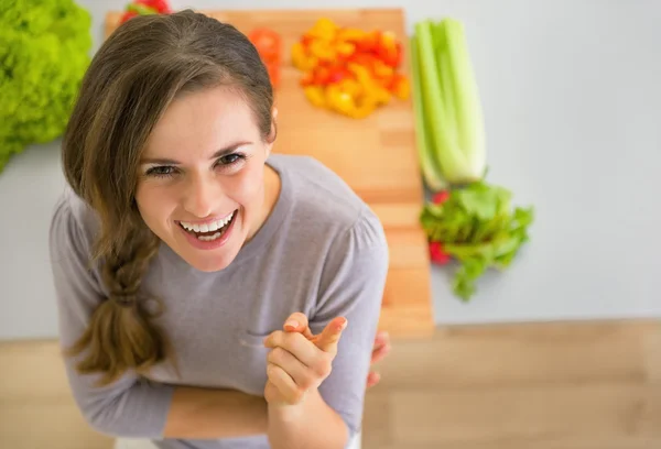 Sorridente giovane casalinga in cucina — Foto Stock