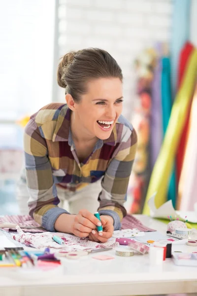 Laughing seamstress in studio — Stock Photo, Image