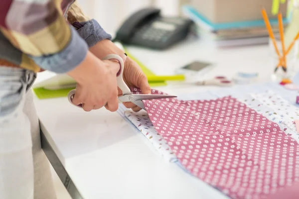 Seamstress cutting fabric — Stock Photo, Image