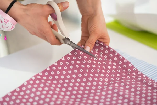 Seamstress cutting fabric — Stock Photo, Image