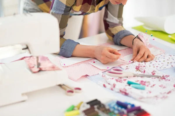 Seamstress trabalhando em estúdio — Fotografia de Stock