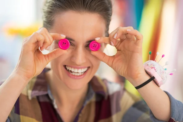 Couturière boutons devant les yeux — Stock fotografie