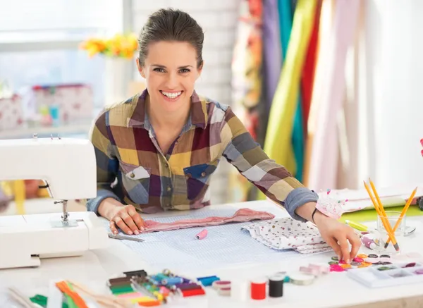 Gelukkig naaister werken in studio — Stockfoto