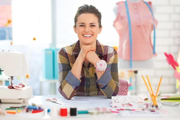 スタジオで女性の裁縫師の笑みを浮かべてください。 — ストック写真