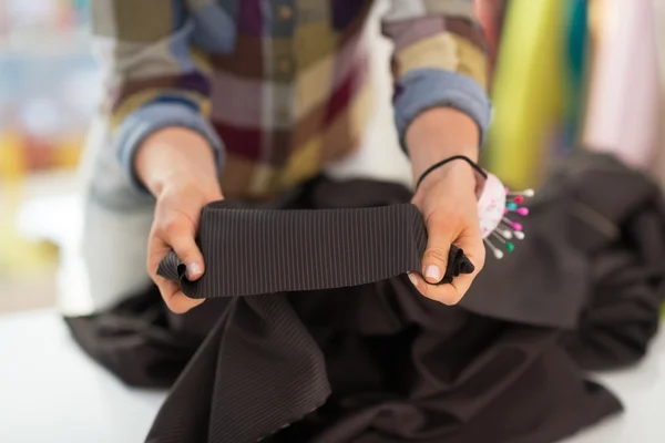 Seamstress showing fabric — Stock Photo, Image