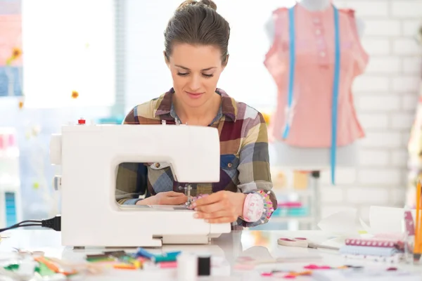 Seamstress sewing in studio — Stock Photo, Image