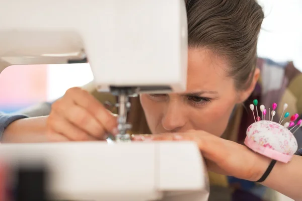 Seamstress trabalhando com máquina de costura — Fotografia de Stock