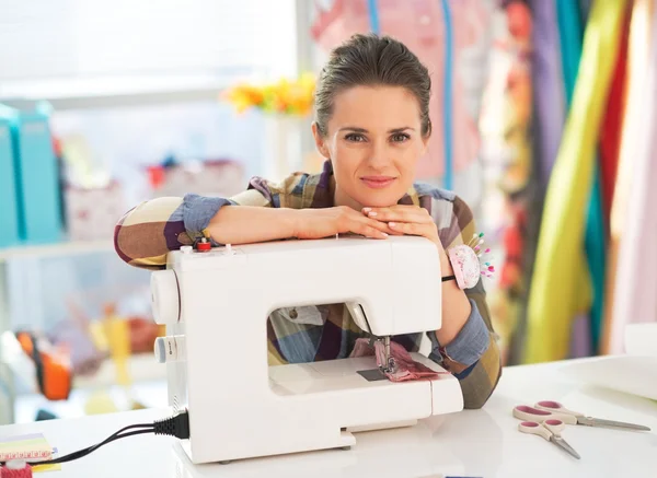 Costurera con máquina de coser — Foto de Stock