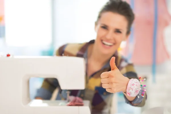 Naaister met naaimachine duimschroef opwaarts — Stockfoto