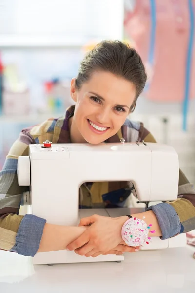 Costurera abrazando la máquina de coser — Foto de Stock